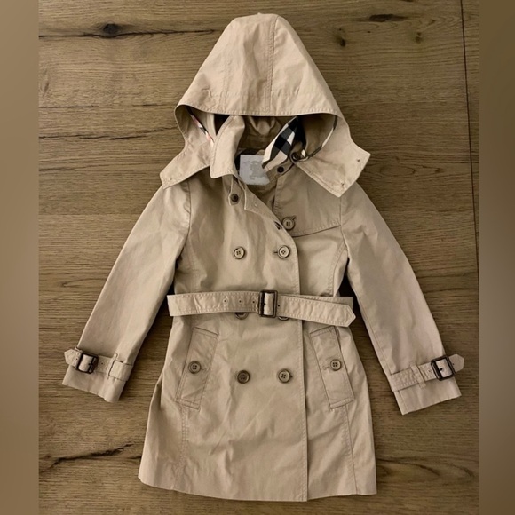 Burberry girl’s trench coat with detachable hood!! Beige /khaki color!! Size 5Y! - Picture 3 of 8